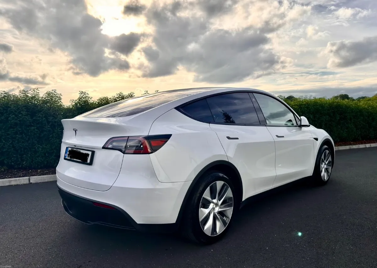 Tesla Model Y 2023 - Image 2