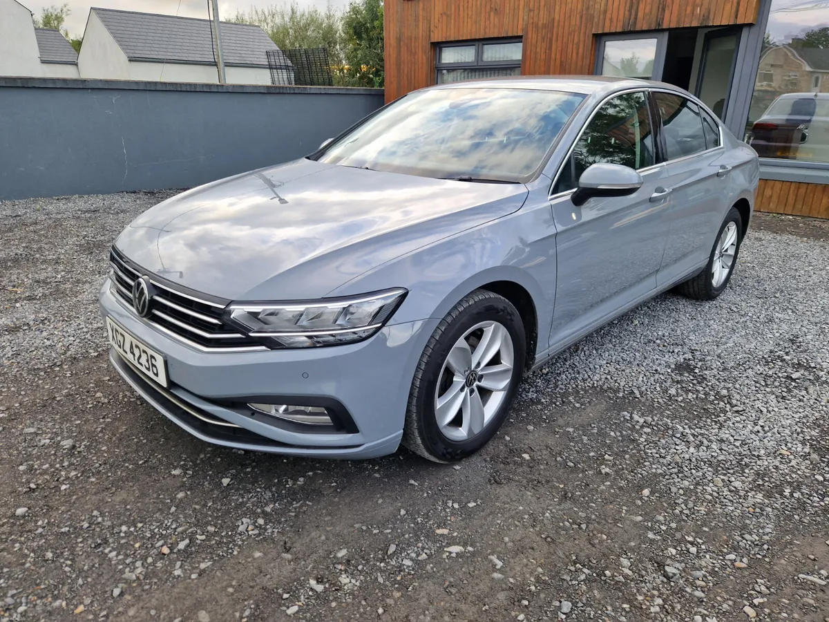 Volkswagen Passat 2022 - Image 2
