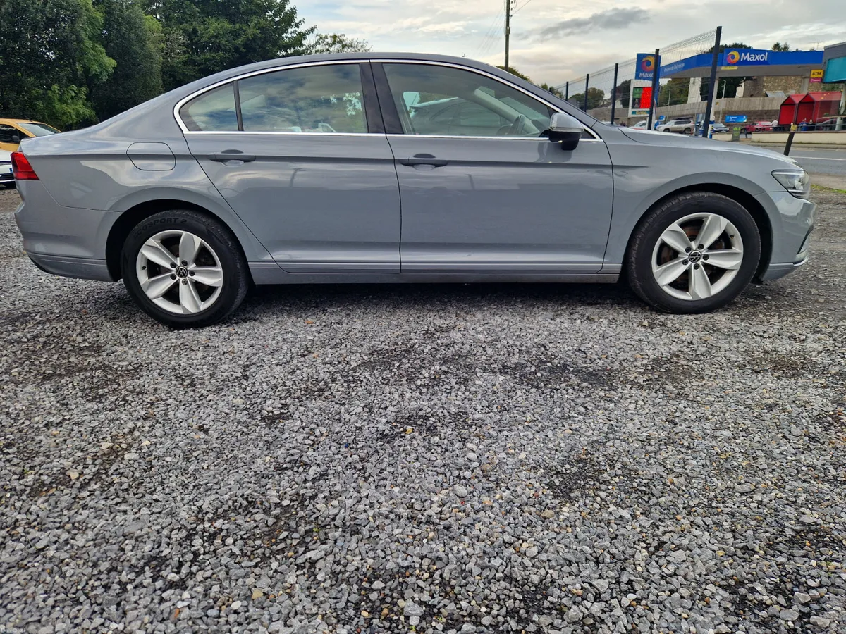 Volkswagen Passat 2022 - Image 5
