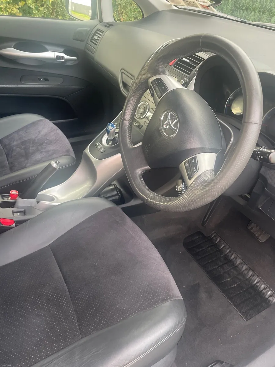 Toyota Hybrid Auris - Image 4