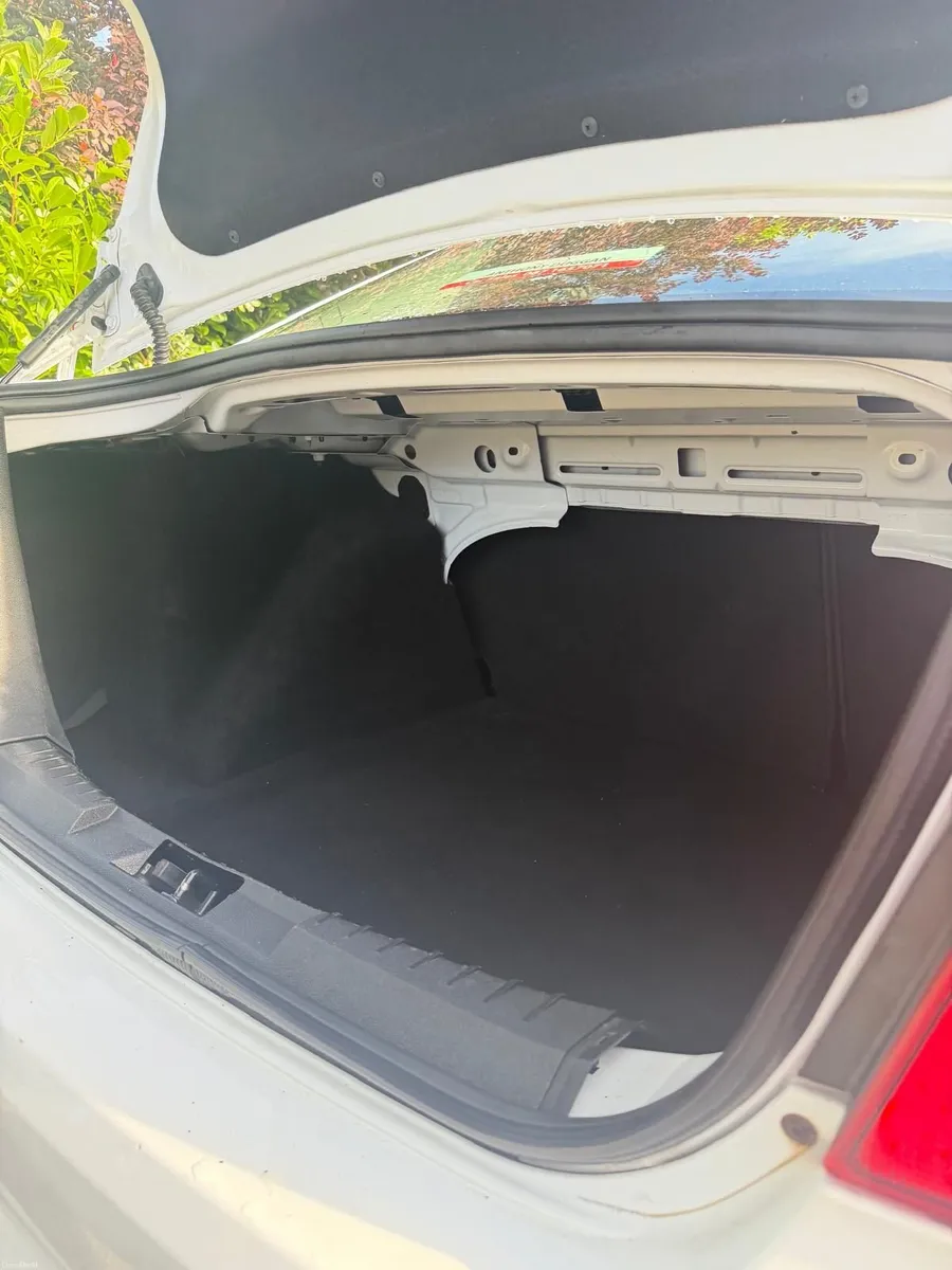 Ford Focus 2011 - excellent condition - Image 2