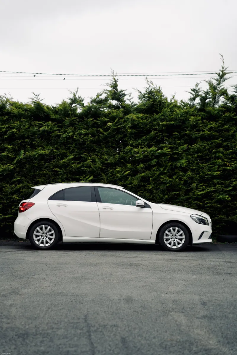 Mercedes Benz A180 2016 | Blind Spot Assist - Image 4
