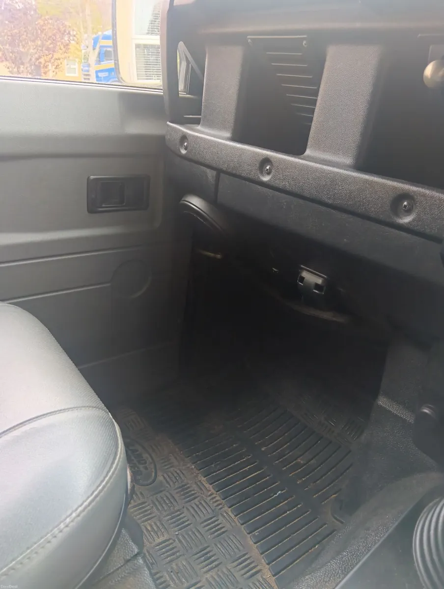 Land Rover Defender 2003 - Image 5