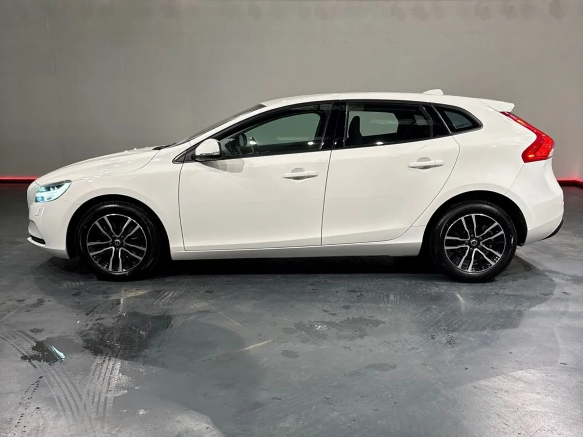 Volvo V40 1.5 AUTOMATIC - FACTORY ALLOYS - CRUISE - Image 6