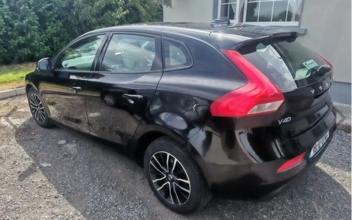 Volvo V40 2018 - Image 2