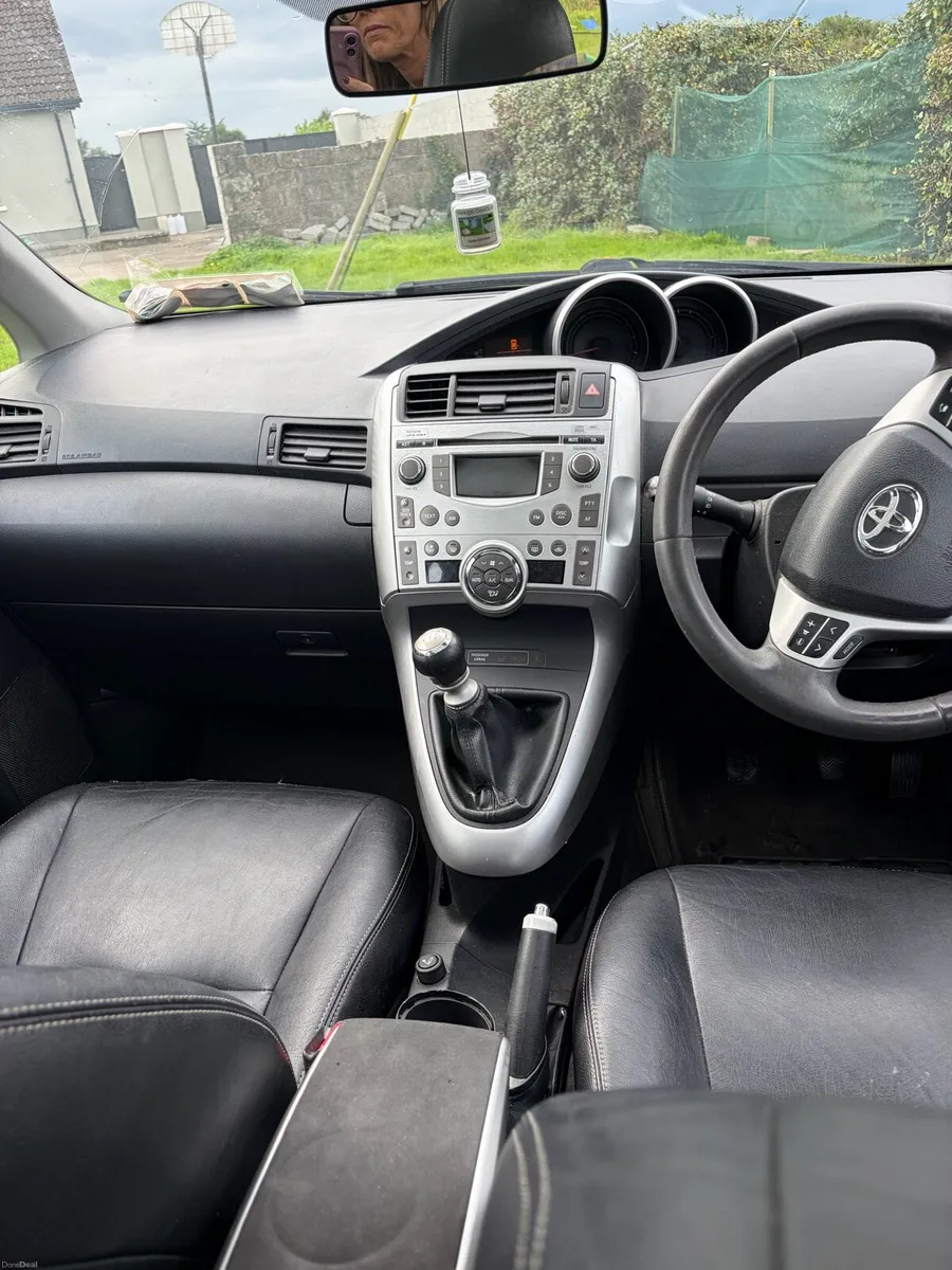 7 seater Toyota verso - Image 5