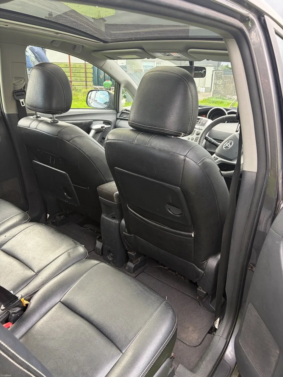 7 seater Toyota verso - Image 6
