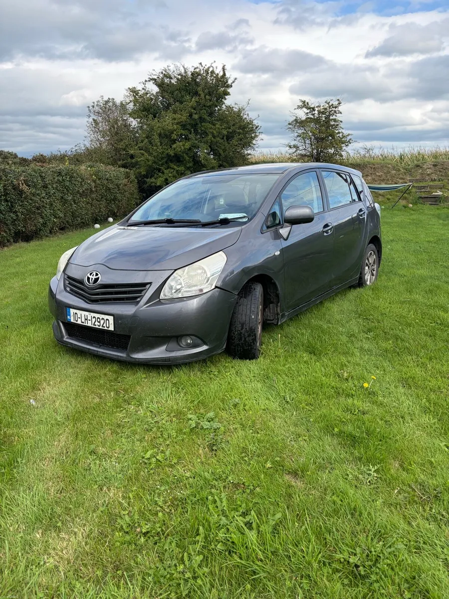 7 seater Toyota verso - Image 3