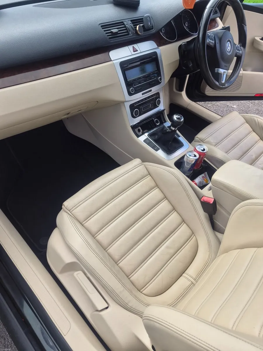 Volkswagen Passat 2010 - Image 2