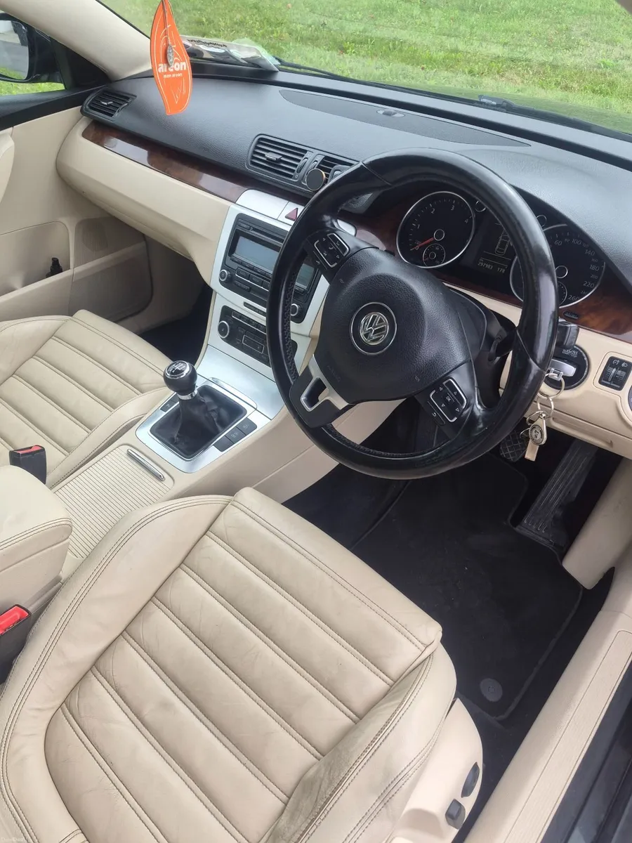 Volkswagen Passat 2010 - Image 6