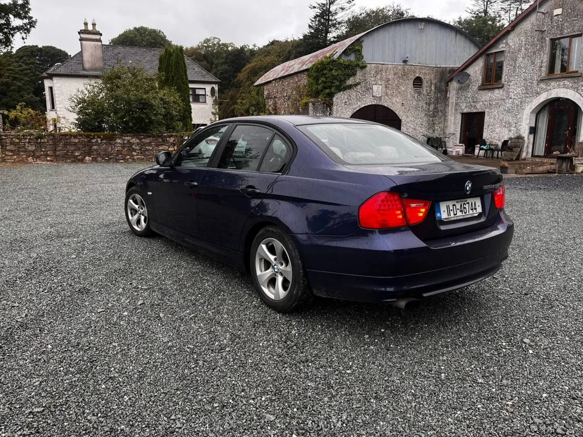 BMW 3-Series 2011 - Image 3