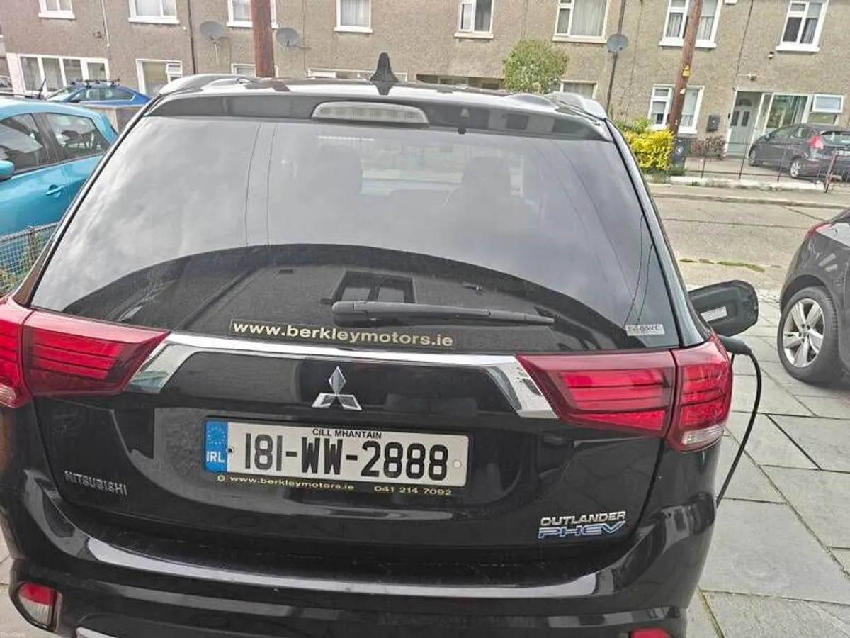 2018 Mitsubishi Outlander - Image 2