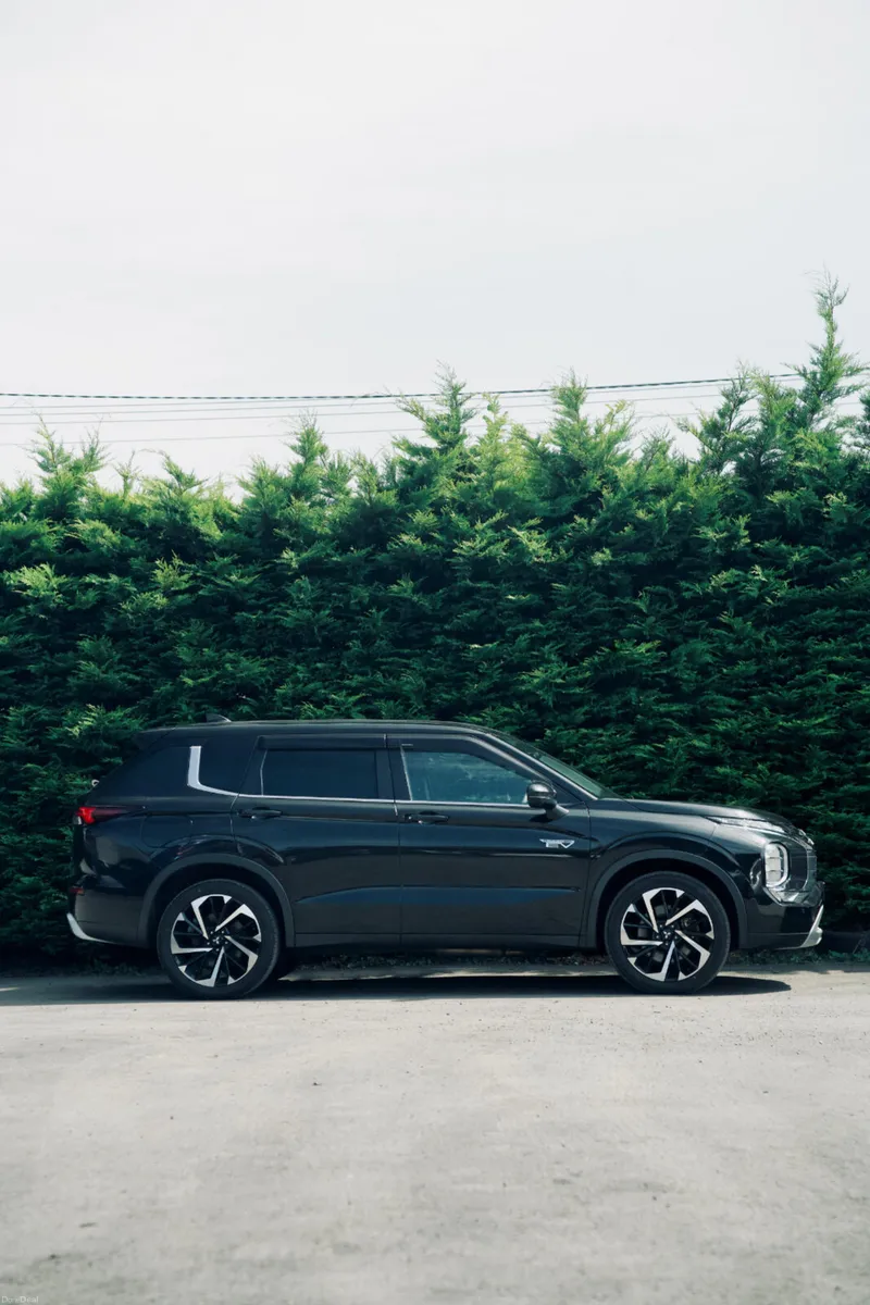 Mitsubishi Outlander PHEV Premium Package 2022 - Image 4