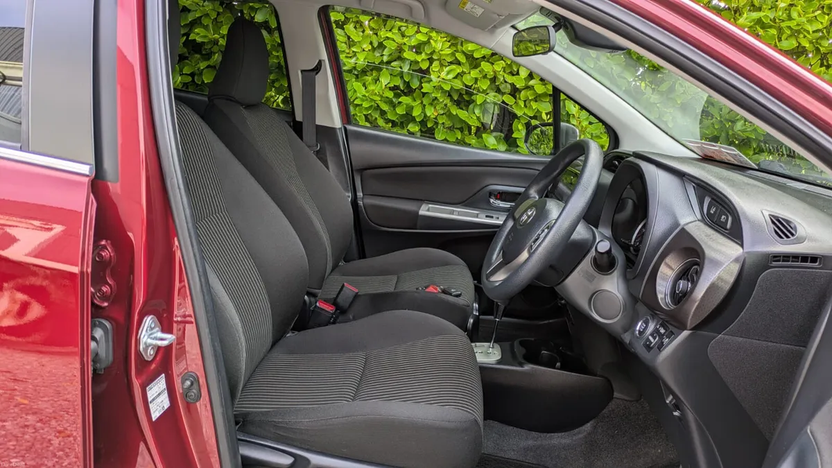 Immaculate low mileage Toyota Yaris 1.3 Auto, 2016 - Image 3