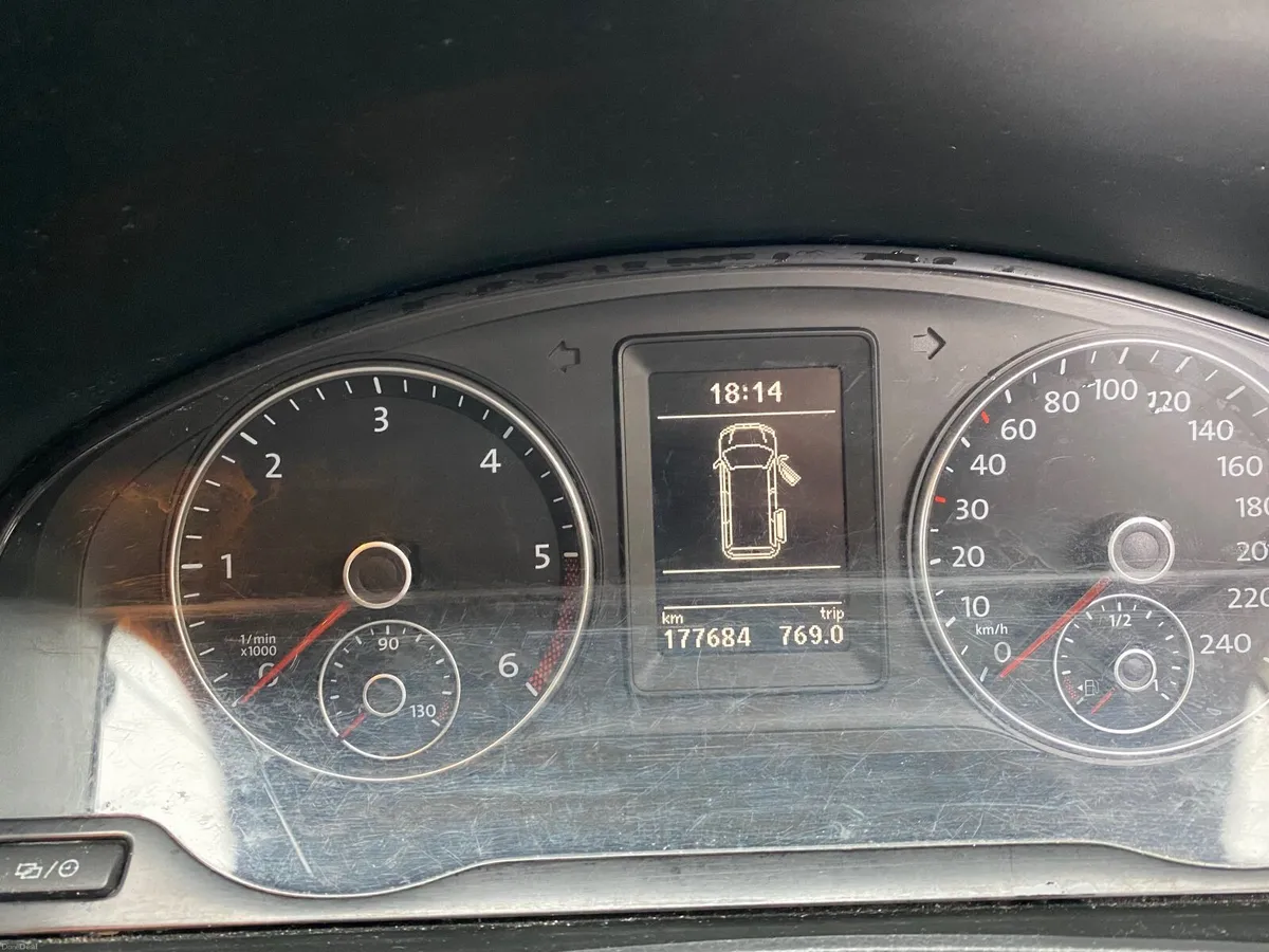 Volkswagen Caravelle 2013 - Image 2