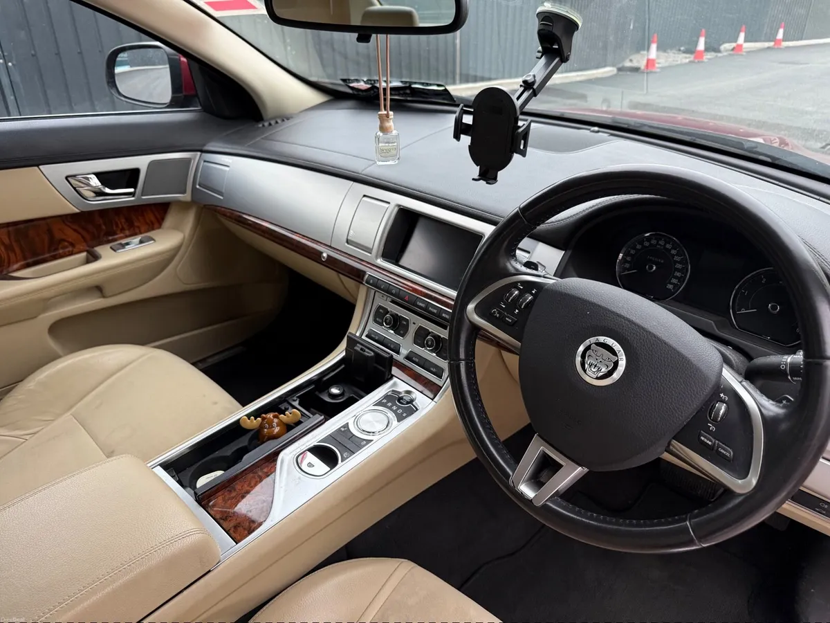 Jaguar XF 2013 - Image 2