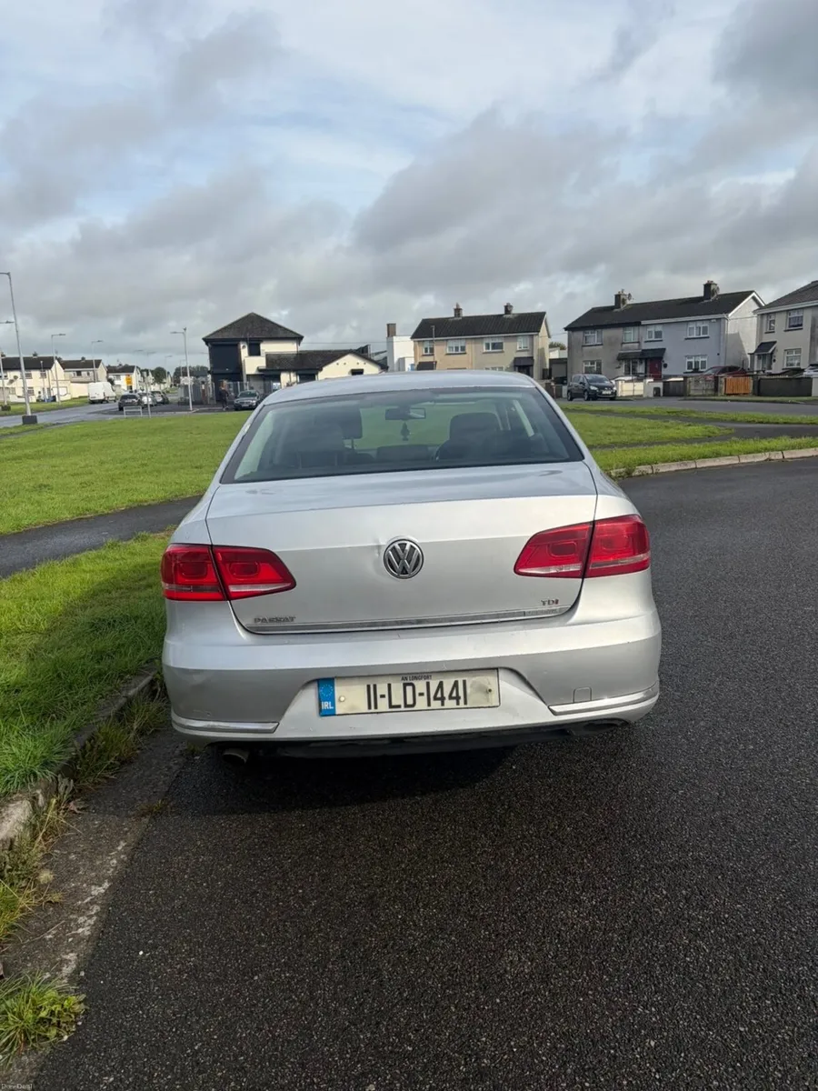 Volkswagen Passat 2011 - Image 2