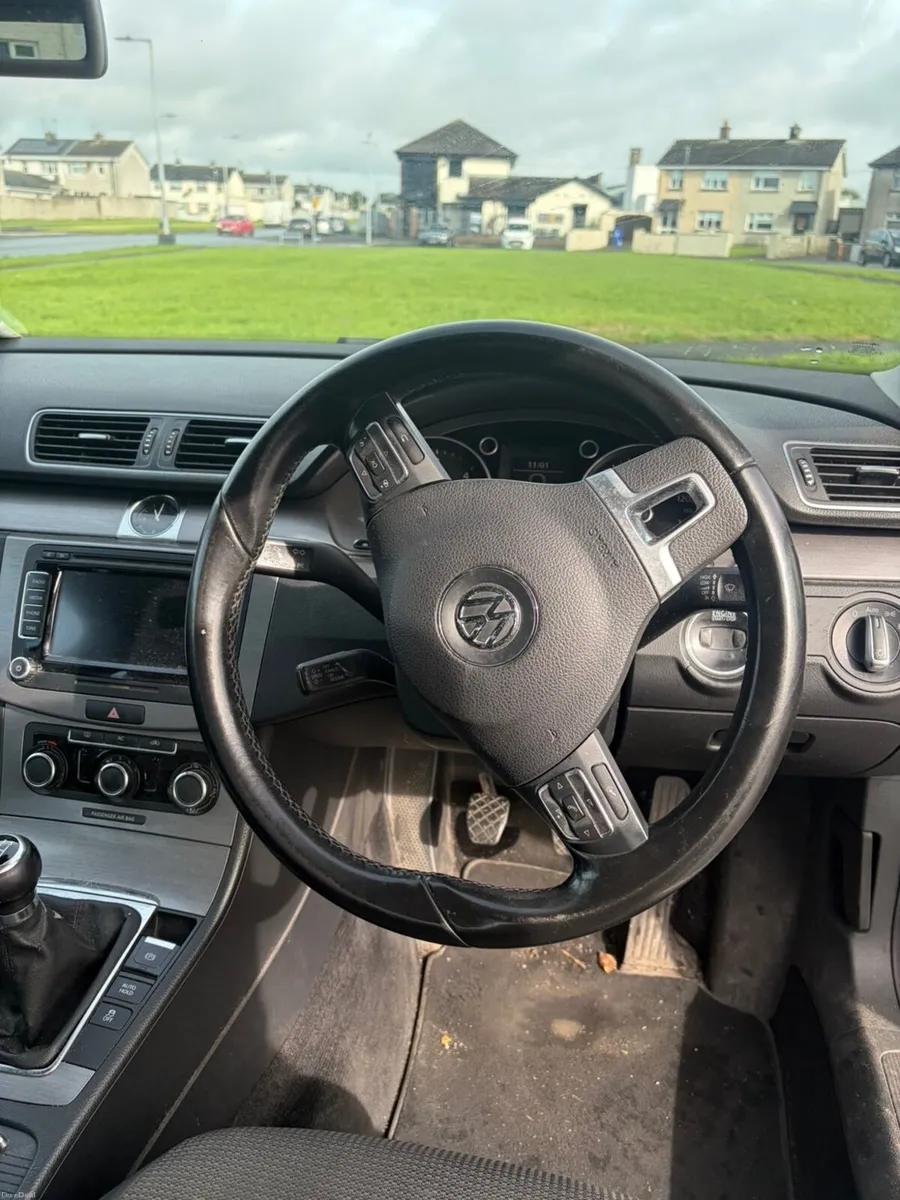 Volkswagen Passat 2011 - Image 3