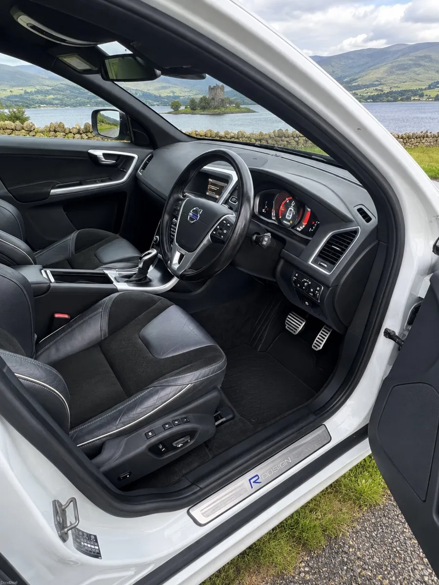 Volvo XC60 R-Design ( MINT ) - Image 5