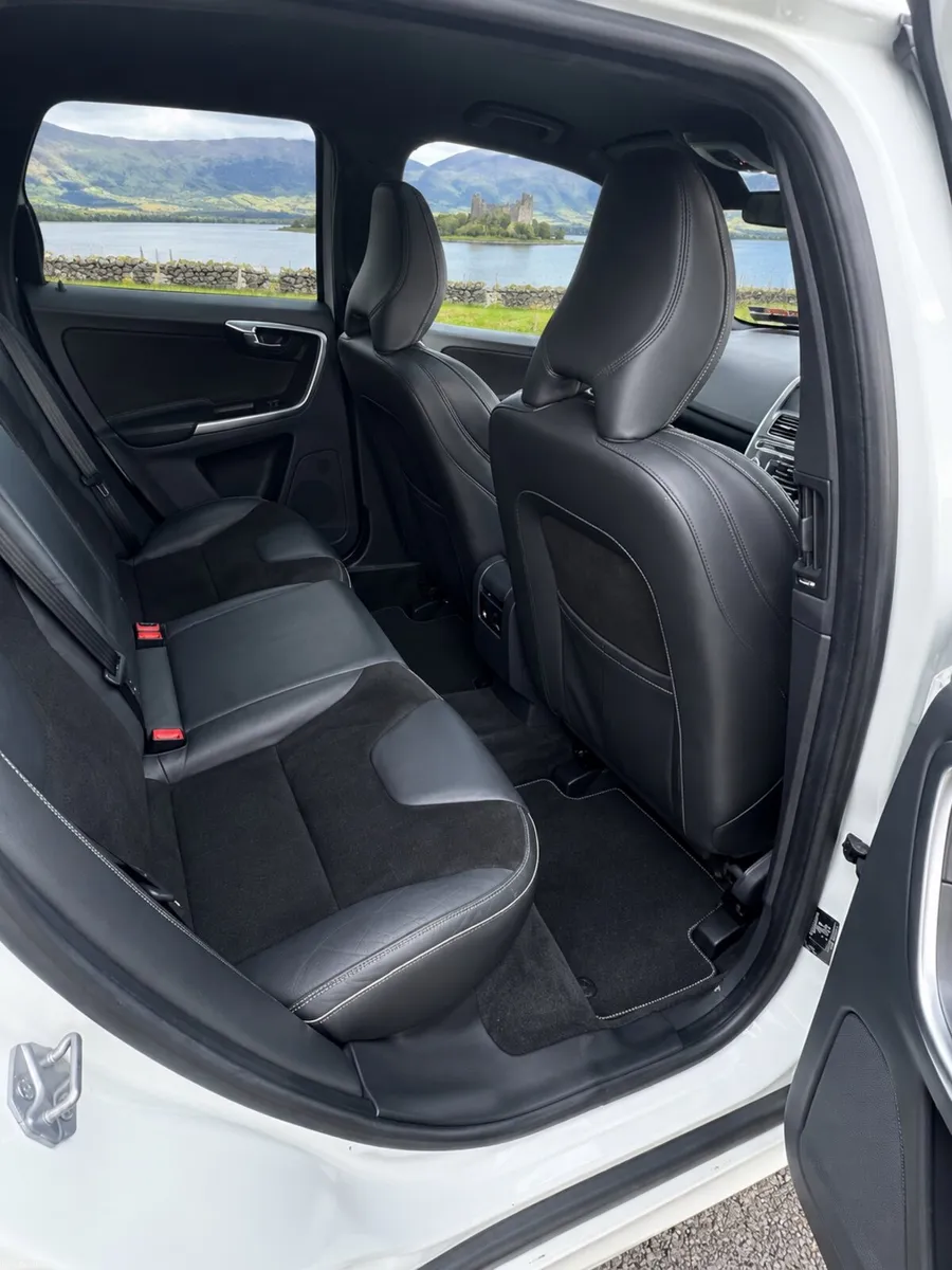 Volvo XC60 R-Design ( MINT ) - Image 6