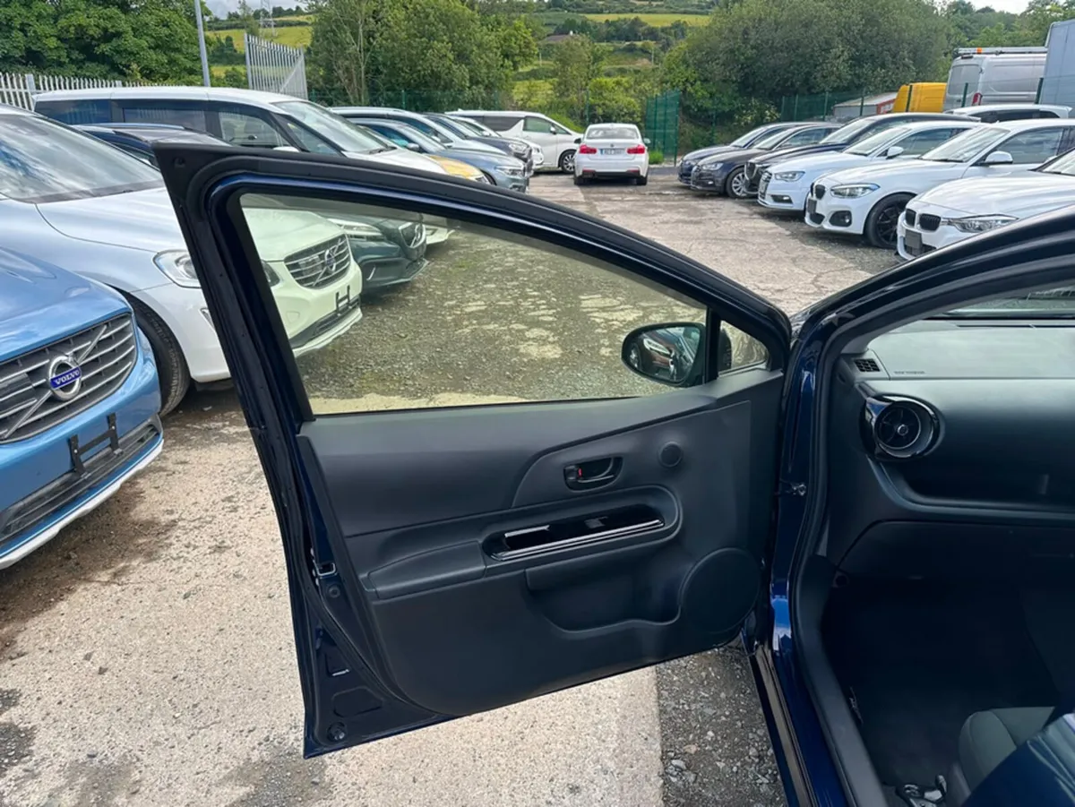 Toyota Aqua S STYLE BLACK AUTOMATIC HYBRID (3118) - Image 6