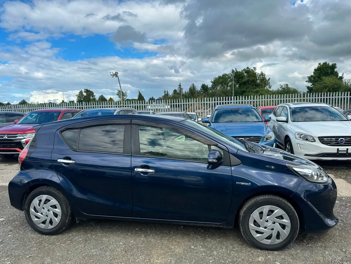Toyota Aqua S STYLE BLACK AUTOMATIC HYBRID (3118) - Image 4
