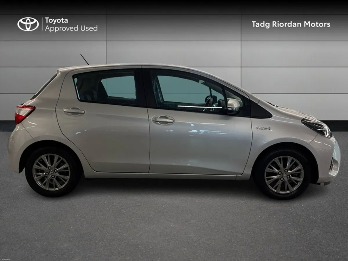 Toyota Yaris HYBRID 5DR LUNA - Image 3