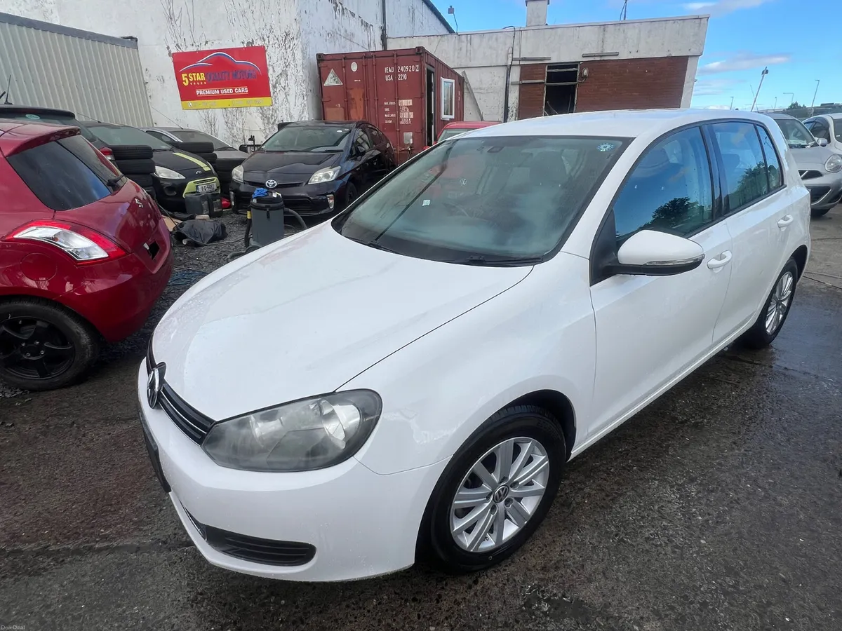 Volkswagen Golf 2012 Automatic/ only 64k km - Image 2