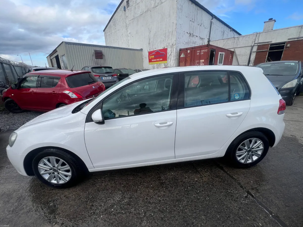 Volkswagen Golf 2012 Automatic/ only 64k km - Image 4