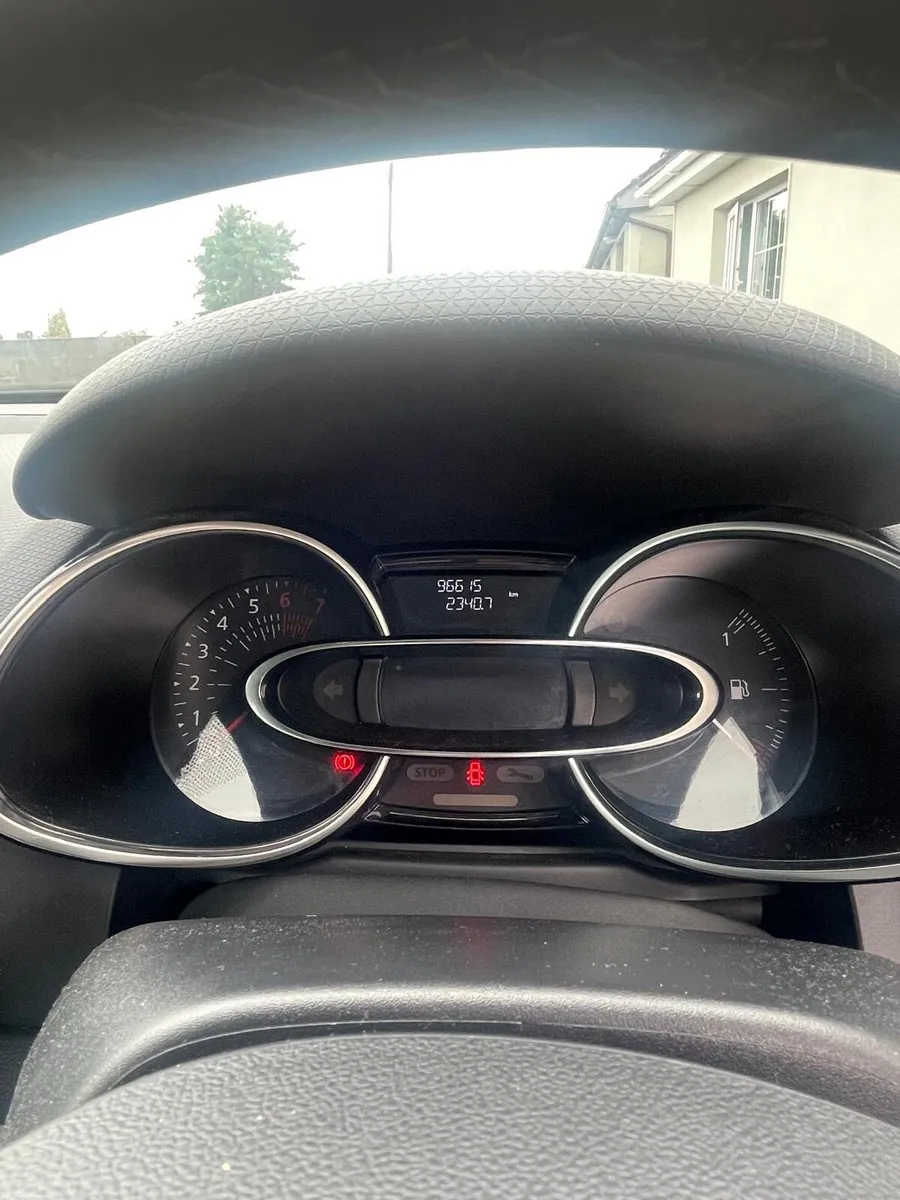 Clio Car - Image 2