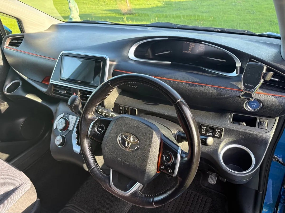 Toyota Sienta 2015 hybrid - Image 5