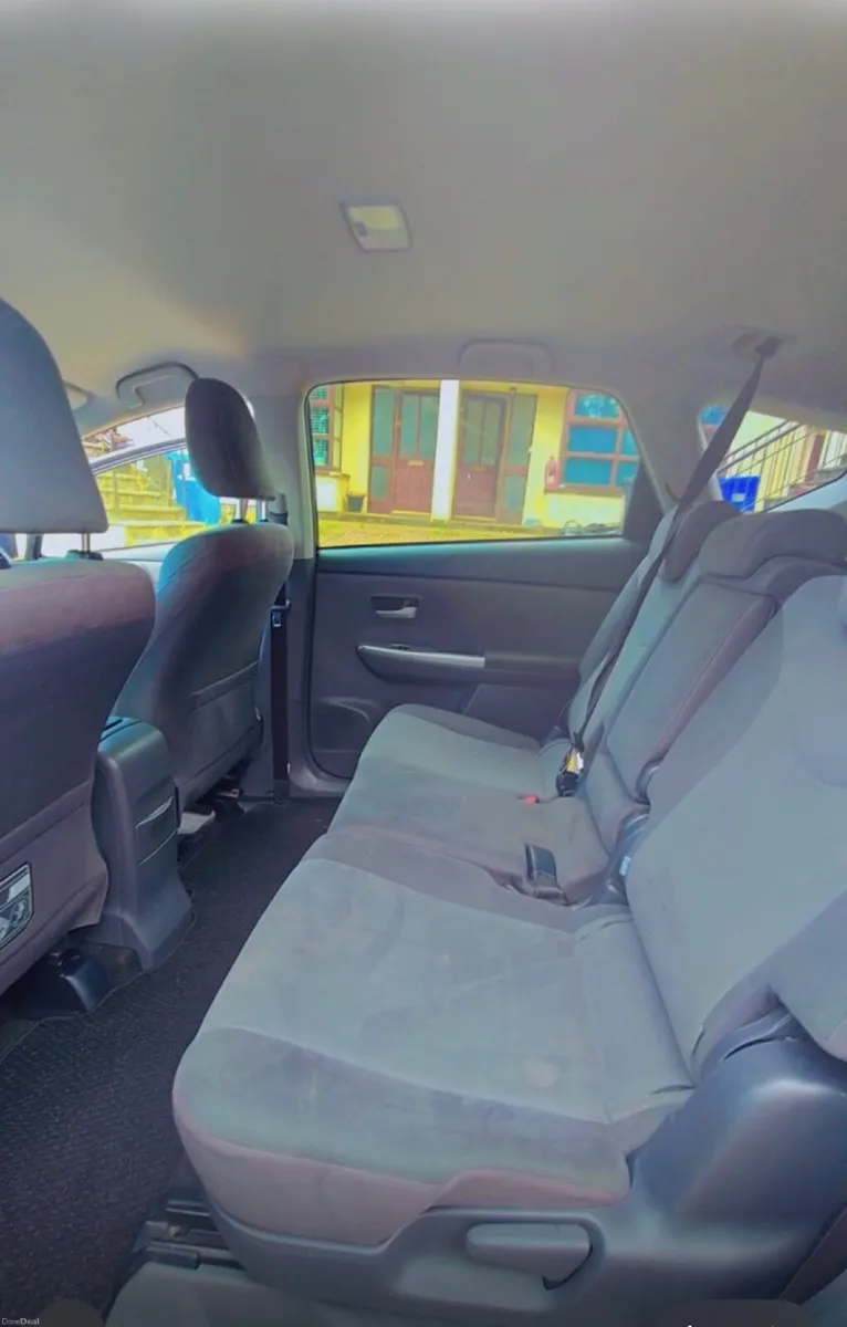 Toyota Prius Alpha 2012 - Image 5