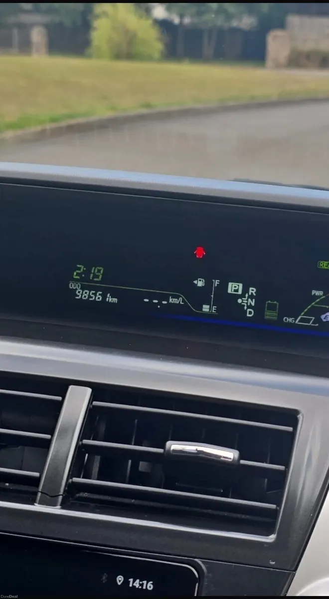 Toyota Prius Alpha 2012 - Image 2