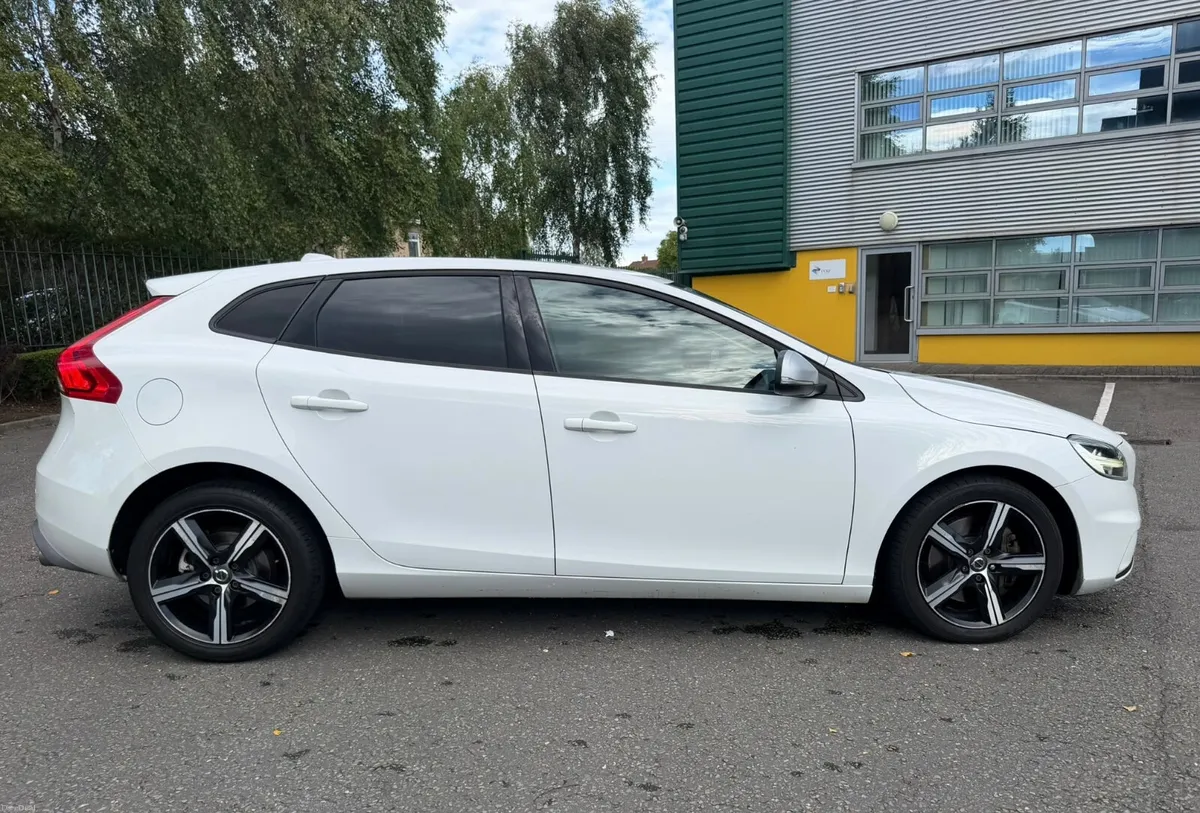 Volvo V40 2.0 D2 R-Design Automatic - Image 2