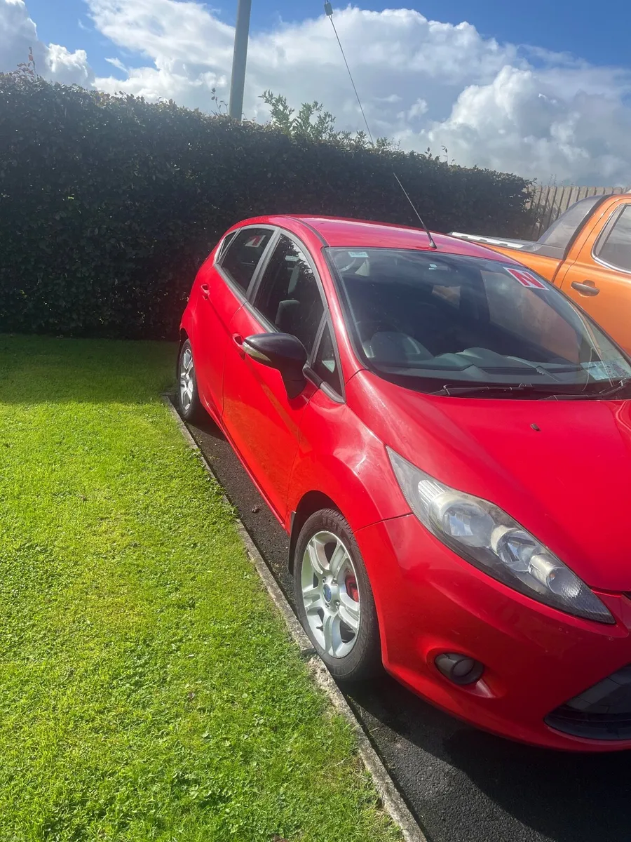 Ford Fiesta 2010 - Image 2