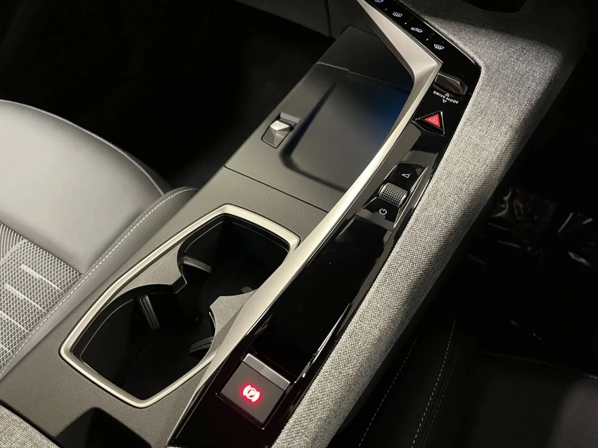 Peugeot 5008 GT EV 73kWh 210BHP - Reversing Camera - Image 4