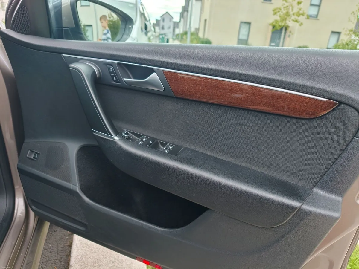 Volkswagen Passat 2011 - Image 2