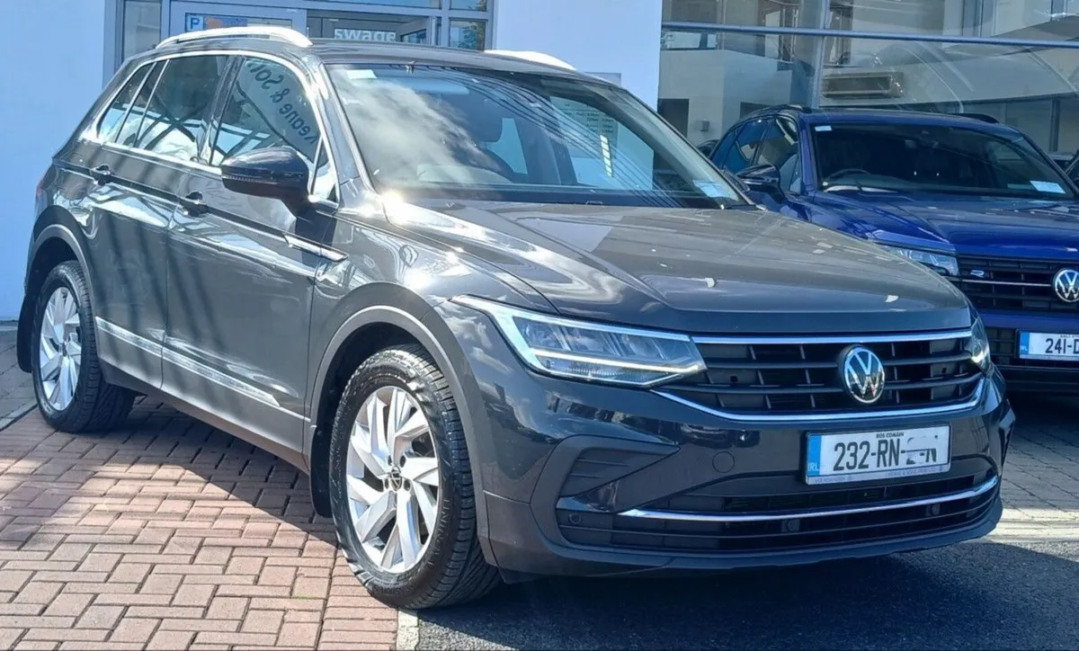 Volkswagen Tiguan Life 2.0 TDI 122HP **REAR VIEW C - Image 1