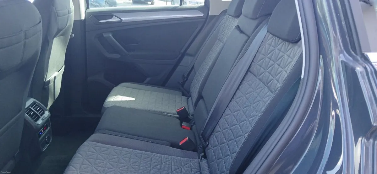 Volkswagen Tiguan Life 2.0 TDI 122HP **REAR VIEW C - Image 5