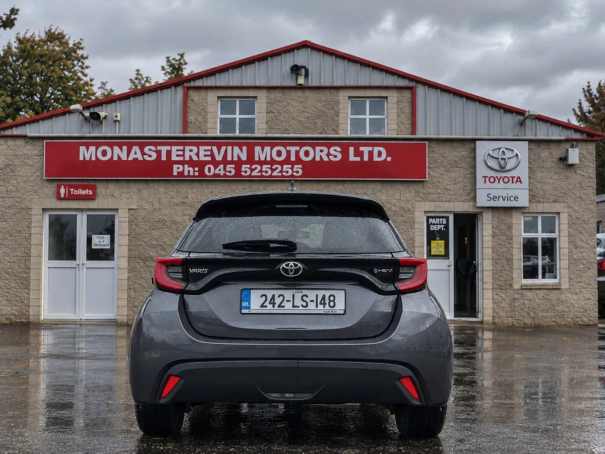 Toyota Yaris *ORIGINAL IRISH CAR*  HYBRID 115 L-SP - Image 4
