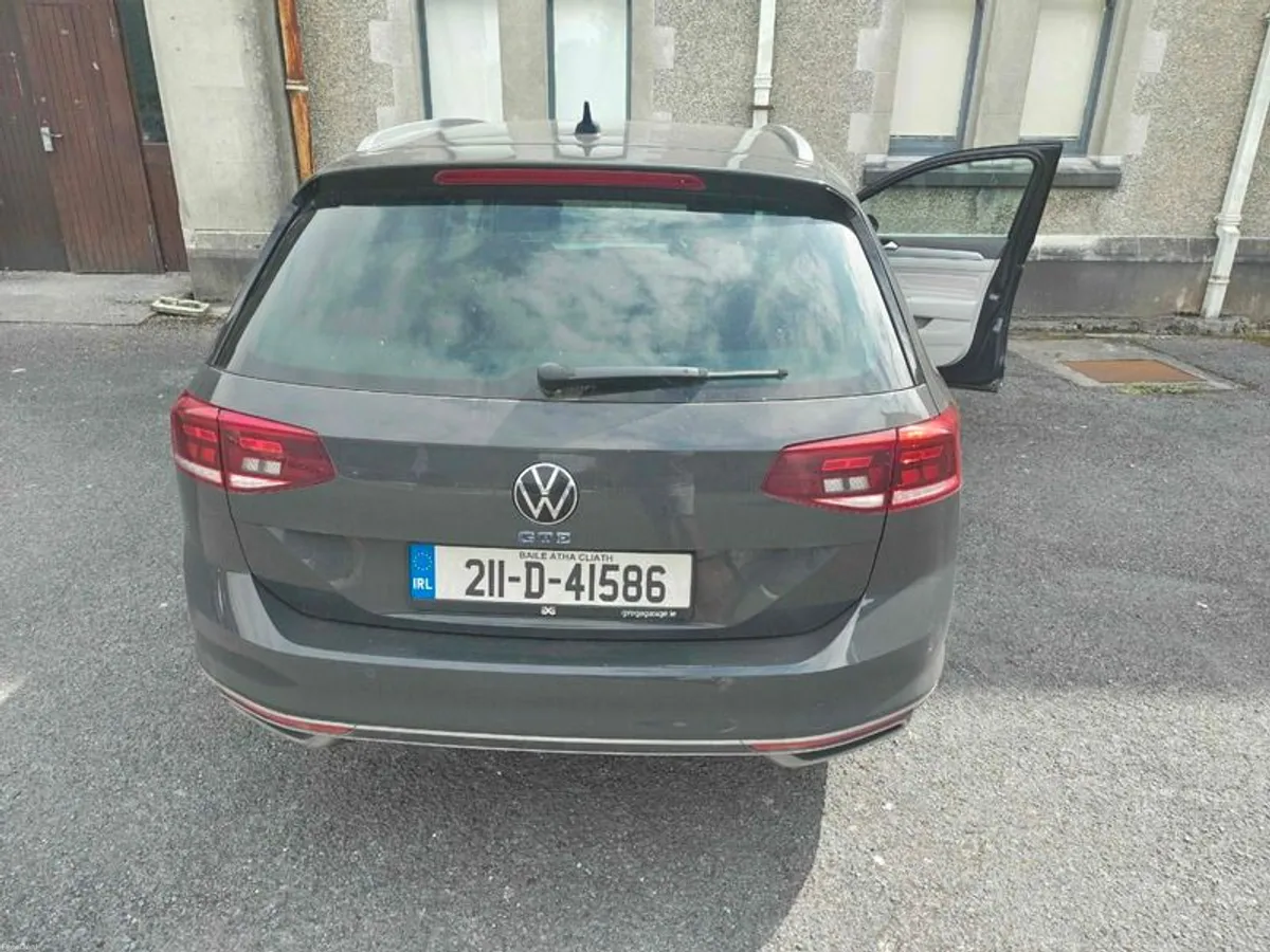 2021 Volkswagen Passat GTE Luxury - Image 2