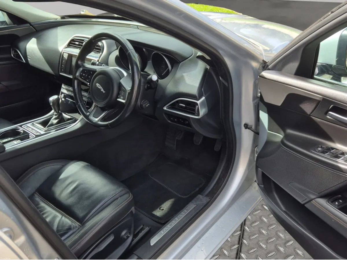 Jaguar XE 2.0 D PRESTIGE *** SILVER MET / BLACK LE - Image 4