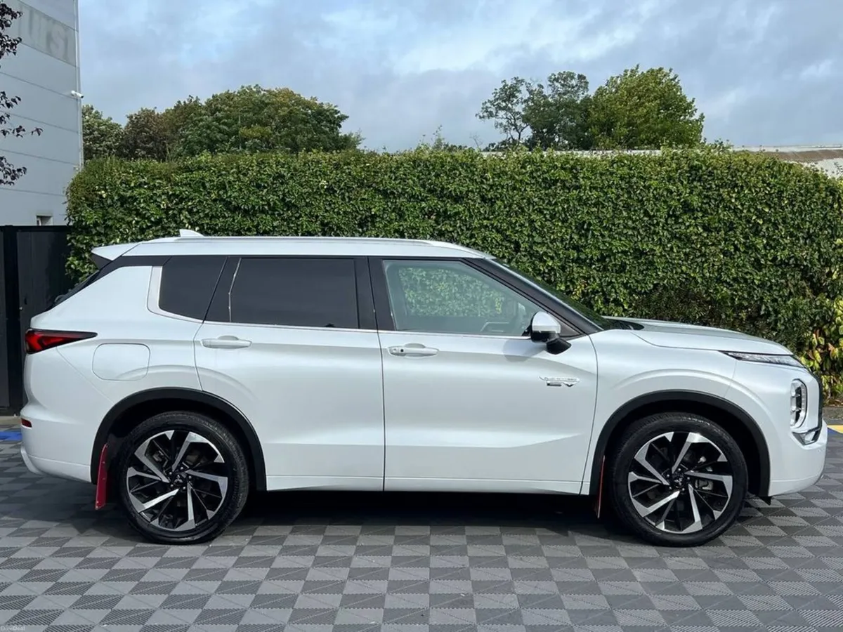 Mitsubishi Outlander 7-SEATER 2.4 HYBRID AUTO // B - Image 2