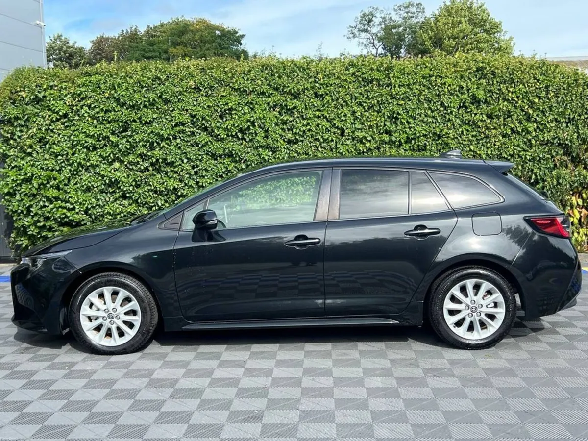 Toyota Corolla TOURING 1.8 HYBRID AUTO // REVERSE - Image 3