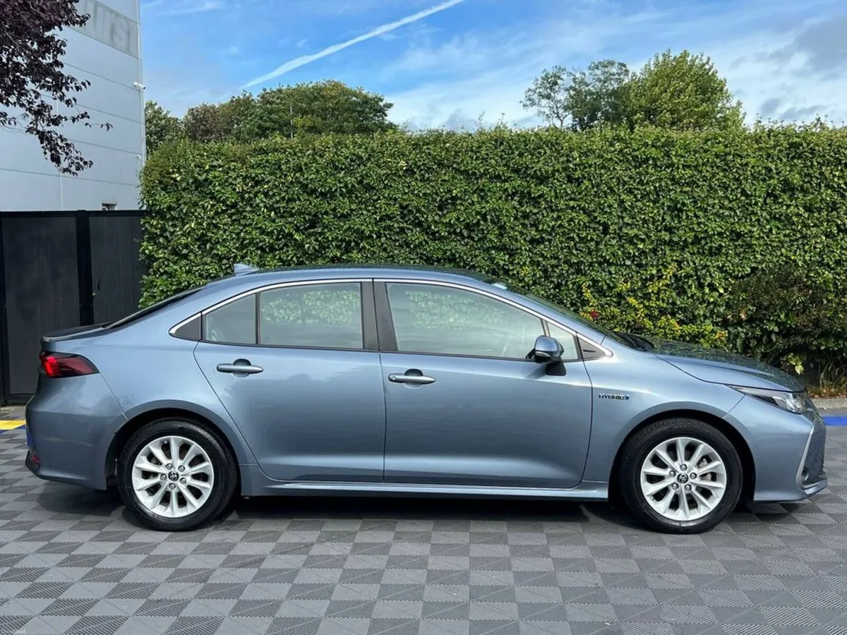 Toyota Corolla LUNA 1.8 HYBRID AUTO // SERVICE HIS - Image 2