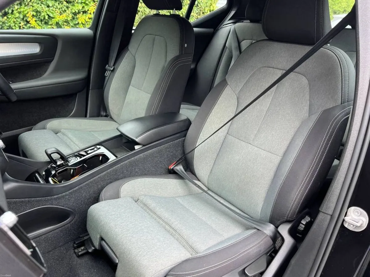 Volvo XC40 T4 PLUS RECHARGE 1.5 HYBRID // HEATED S - Image 6