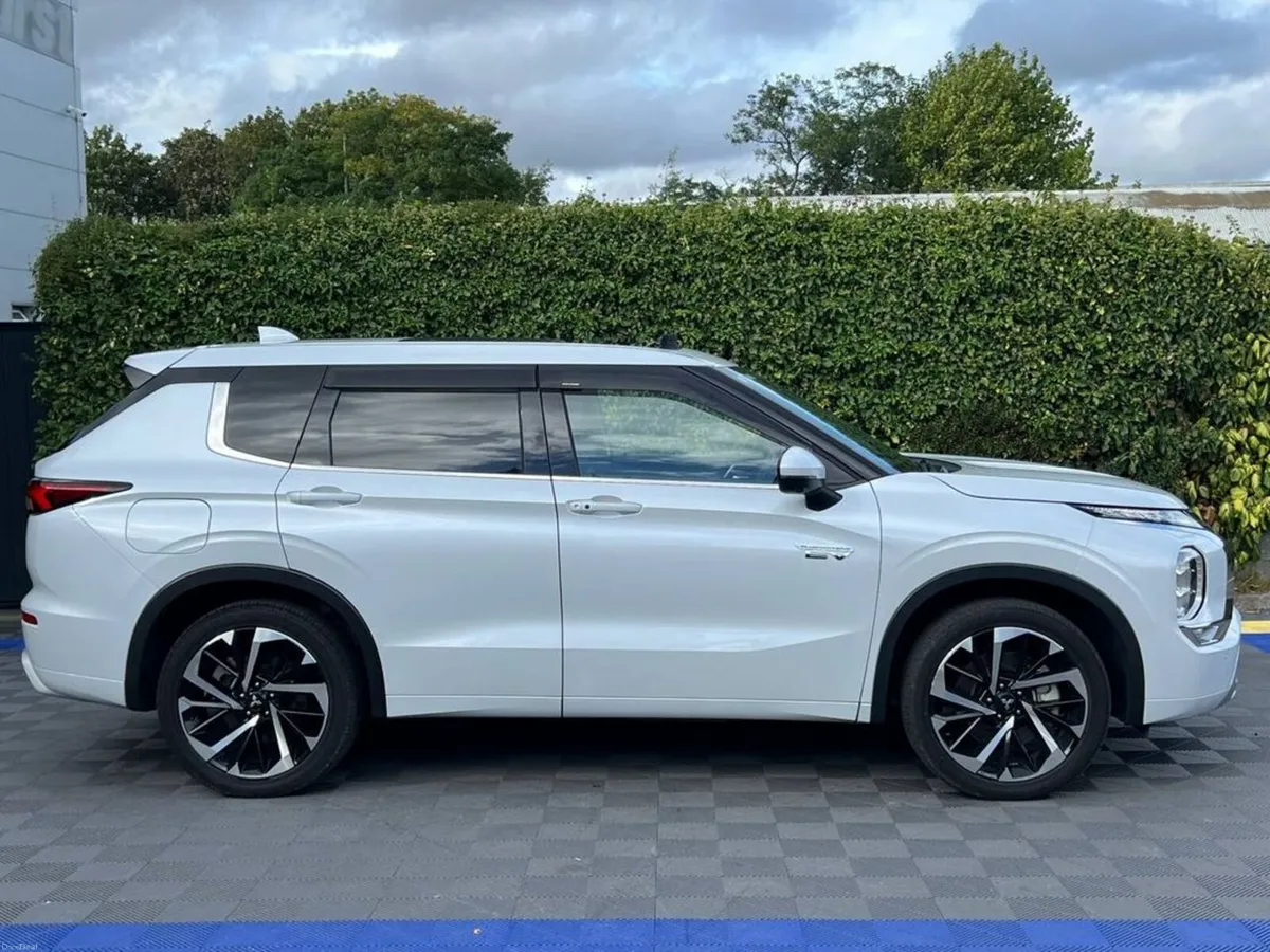 Mitsubishi Outlander 7-SEATER 2.4 HYBRID AUTO ** H - Image 3