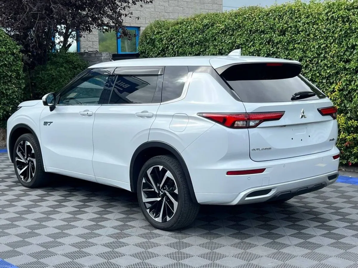 Mitsubishi Outlander 7-SEATER 2.4 HYBRID AUTO ** H - Image 6