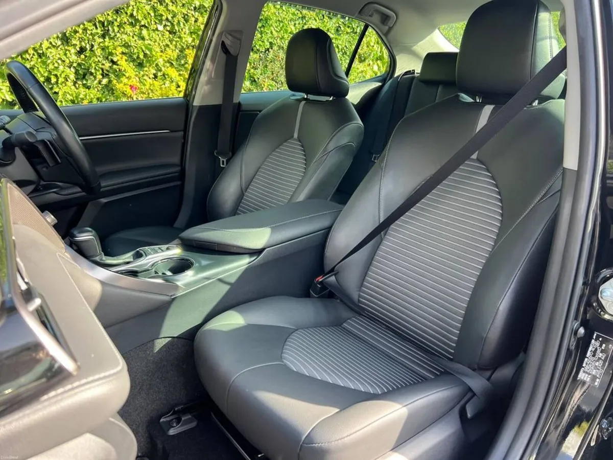 Toyota Camry WS-PACKAGE 2.5 HYBRID // APPLE CARPLA - Image 6