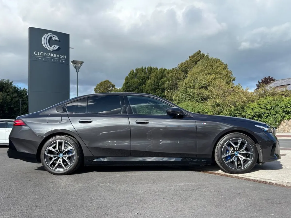BMW i5 EDRIVE40 M SPORT - Image 2